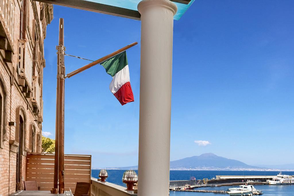 Yacht Club Capo Cervo Suites B&B Sorrento Dış mekan fotoğraf