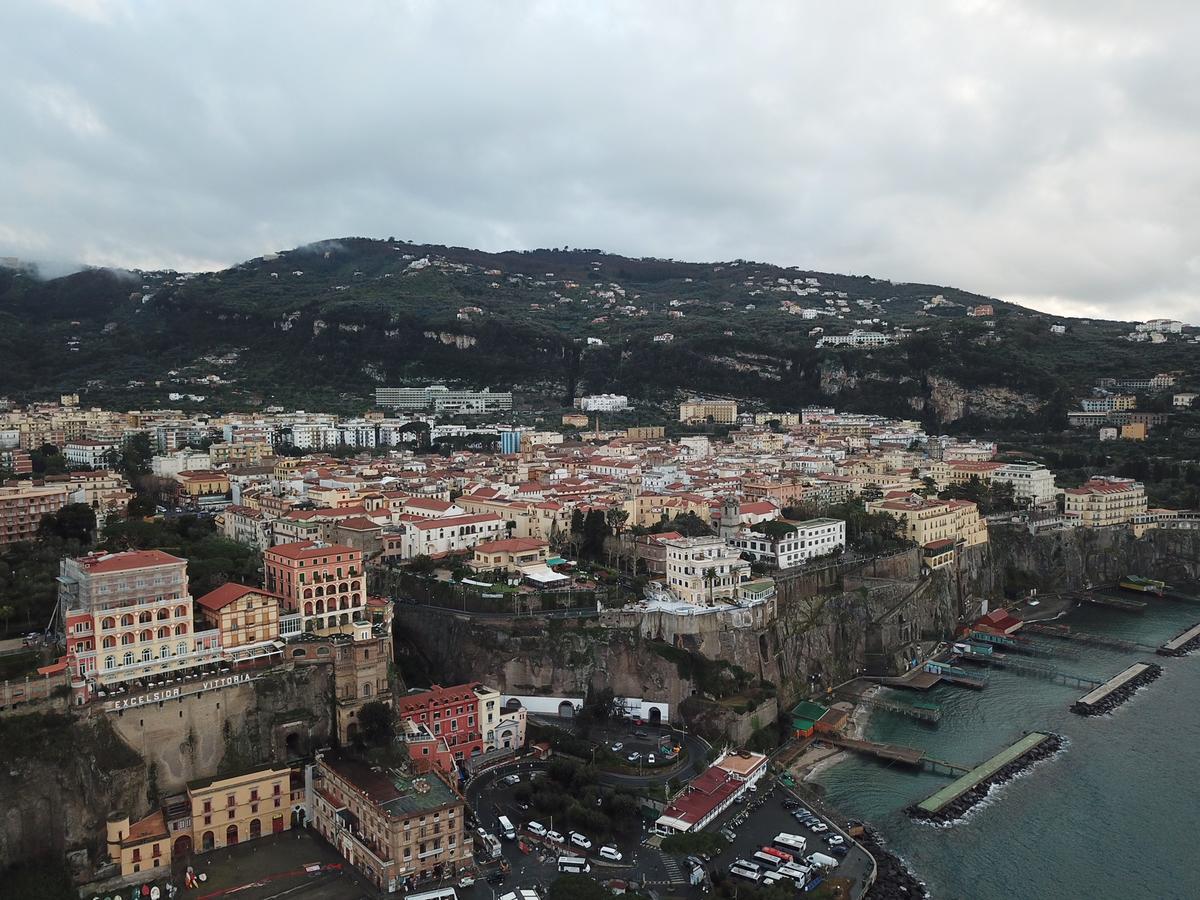 Yacht Club Capo Cervo Suites B&B Sorrento Dış mekan fotoğraf