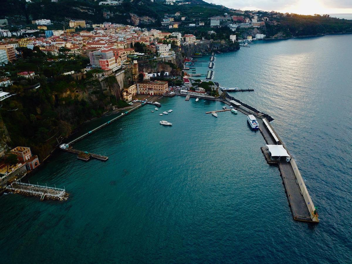 Yacht Club Capo Cervo Suites B&B Sorrento Dış mekan fotoğraf