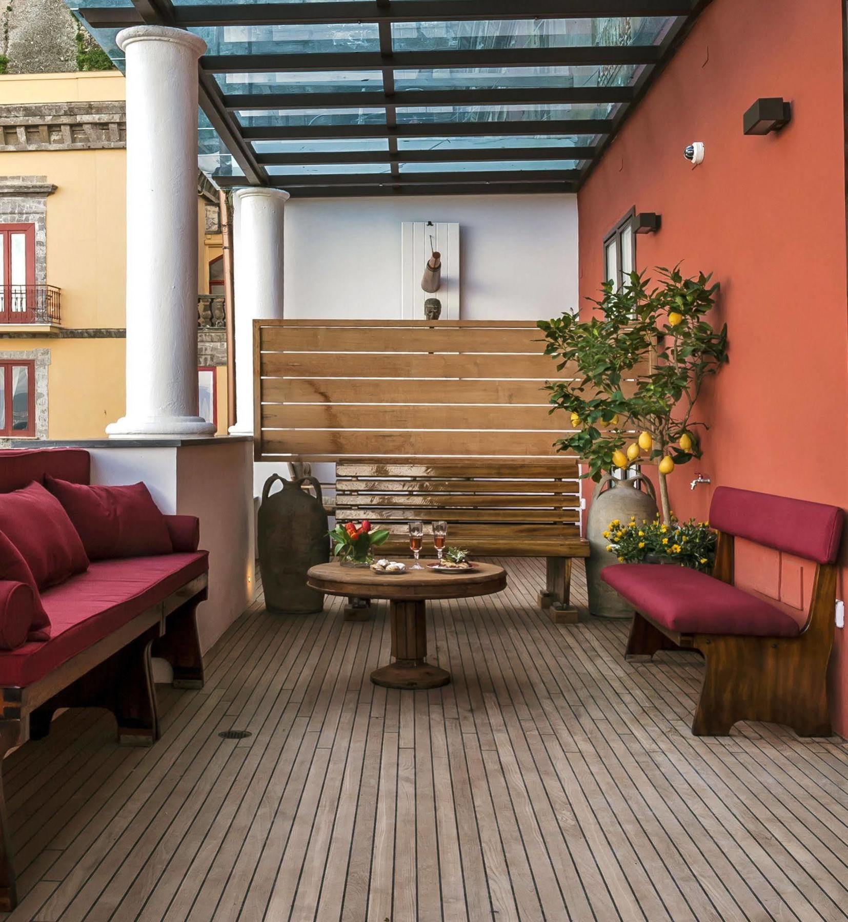 Yacht Club Capo Cervo Suites B&B Sorrento Dış mekan fotoğraf