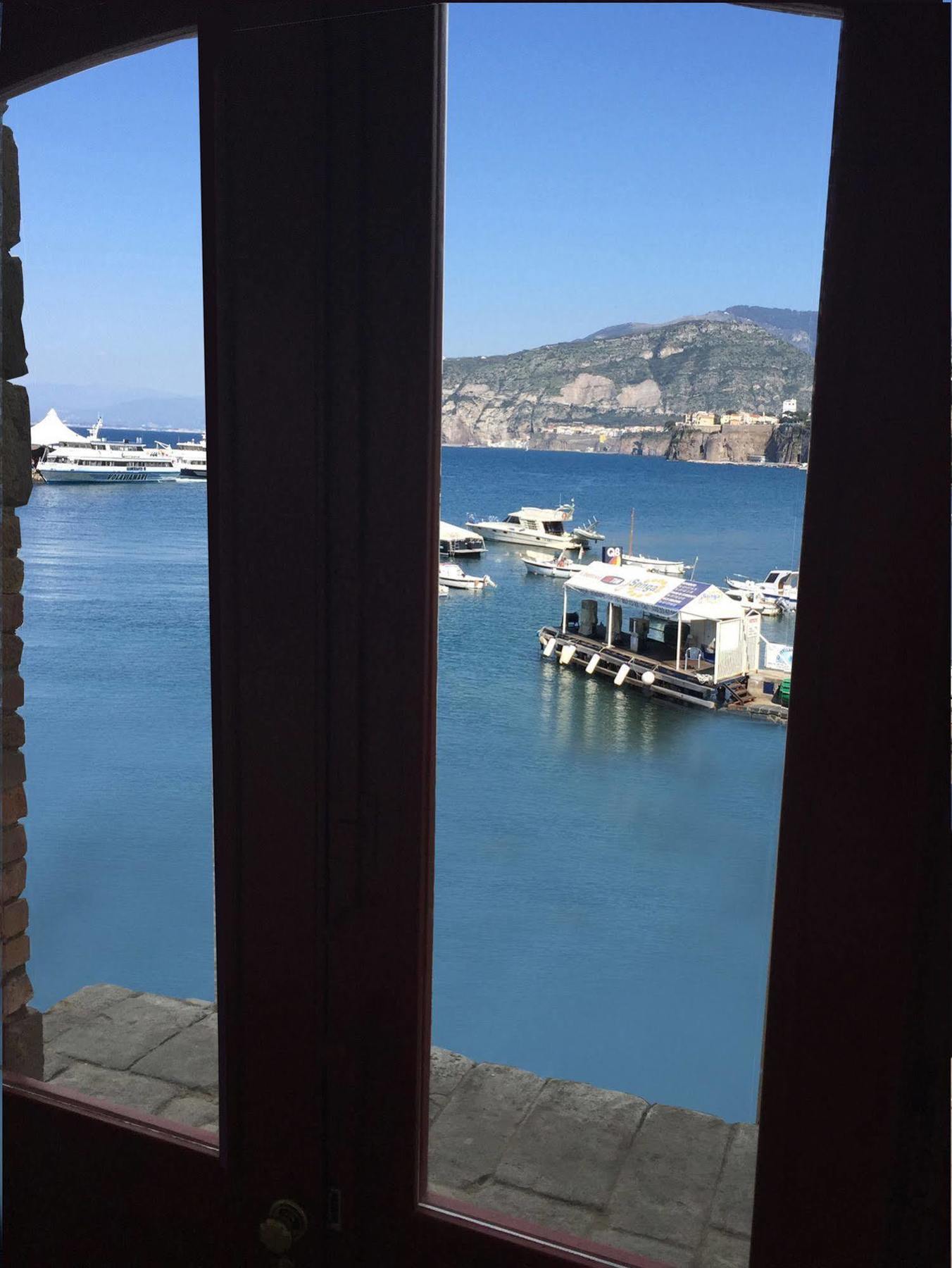Yacht Club Capo Cervo Suites B&B Sorrento Dış mekan fotoğraf