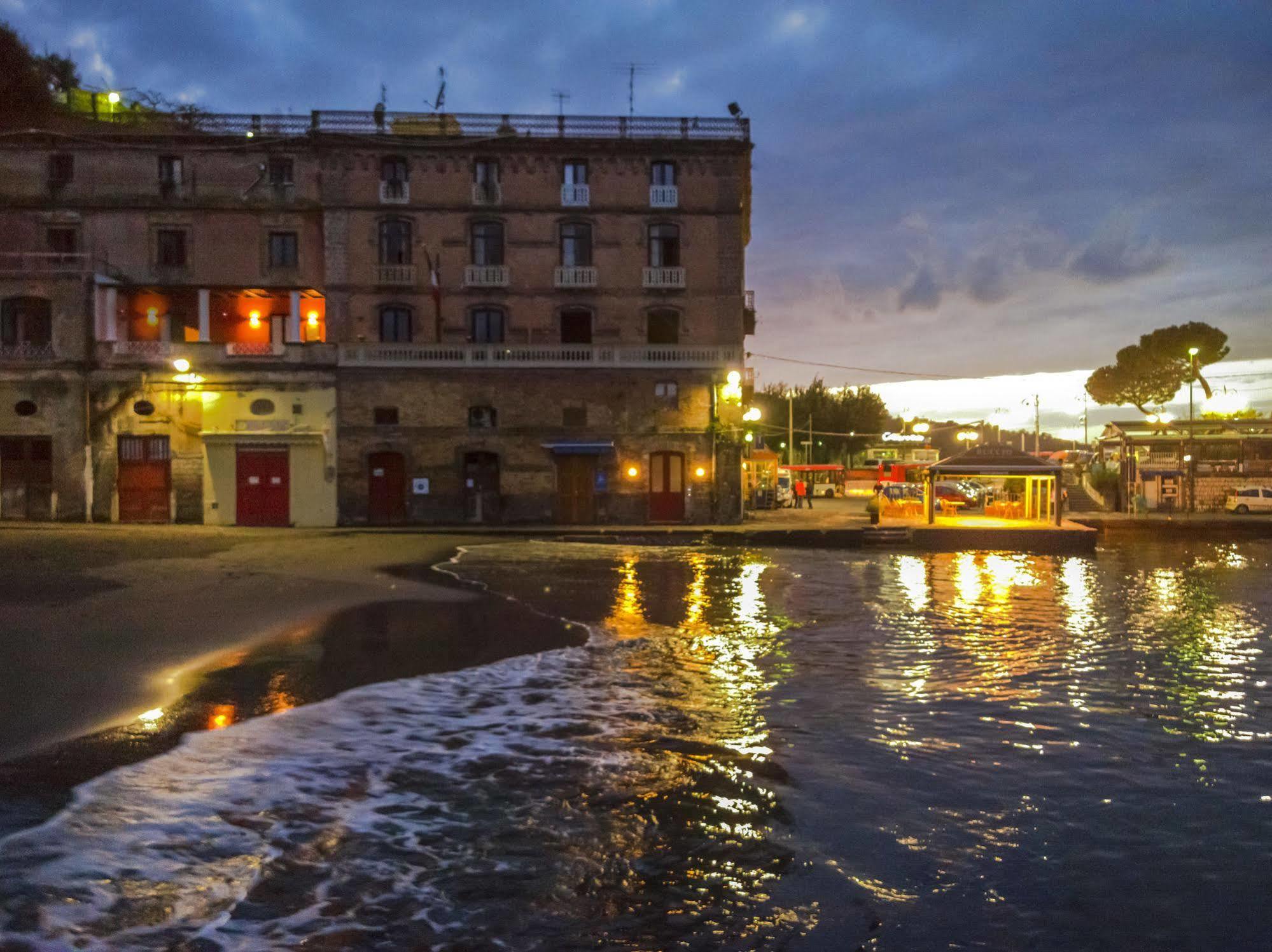 Yacht Club Capo Cervo Suites B&B Sorrento Dış mekan fotoğraf