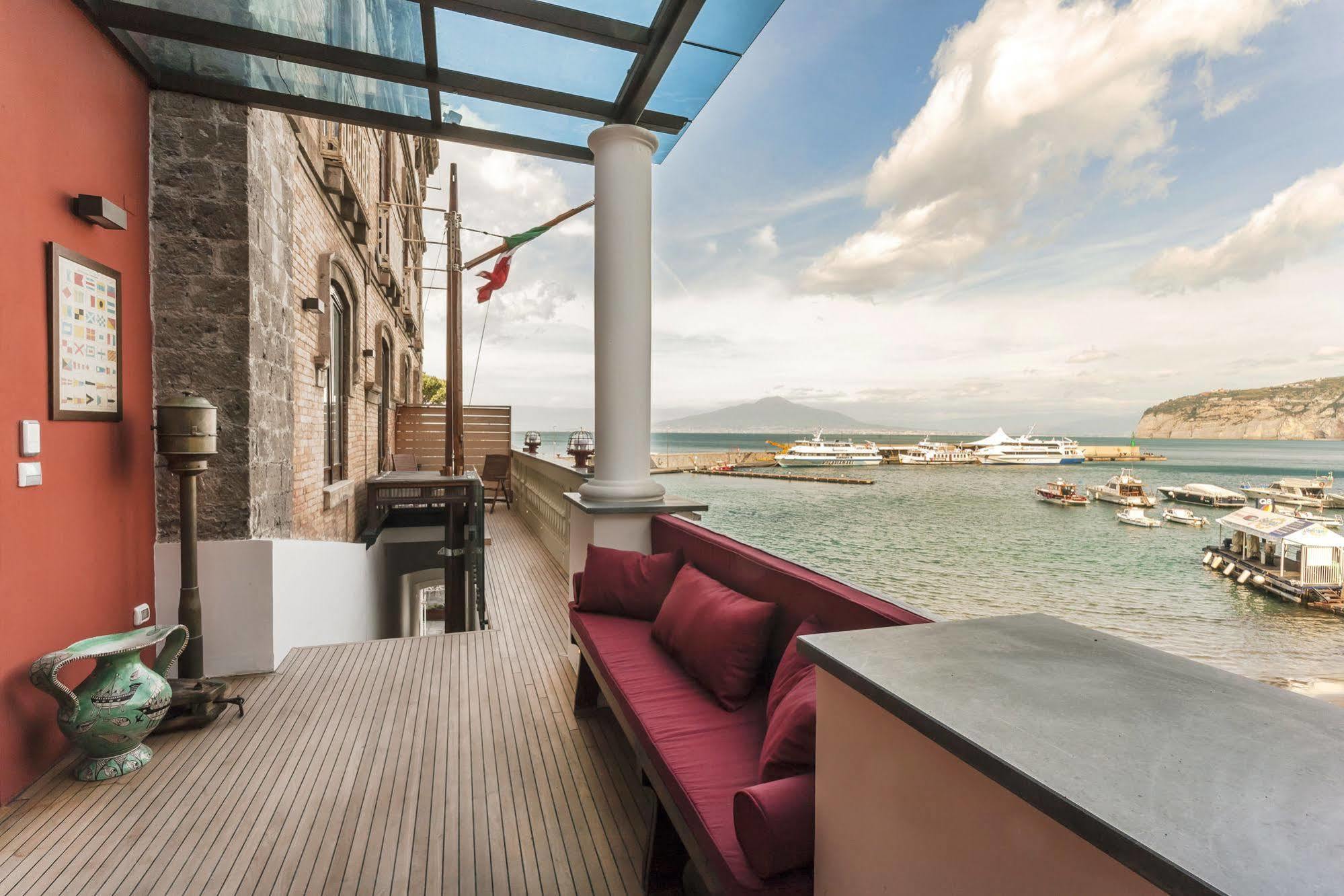 Yacht Club Capo Cervo Suites B&B Sorrento Dış mekan fotoğraf