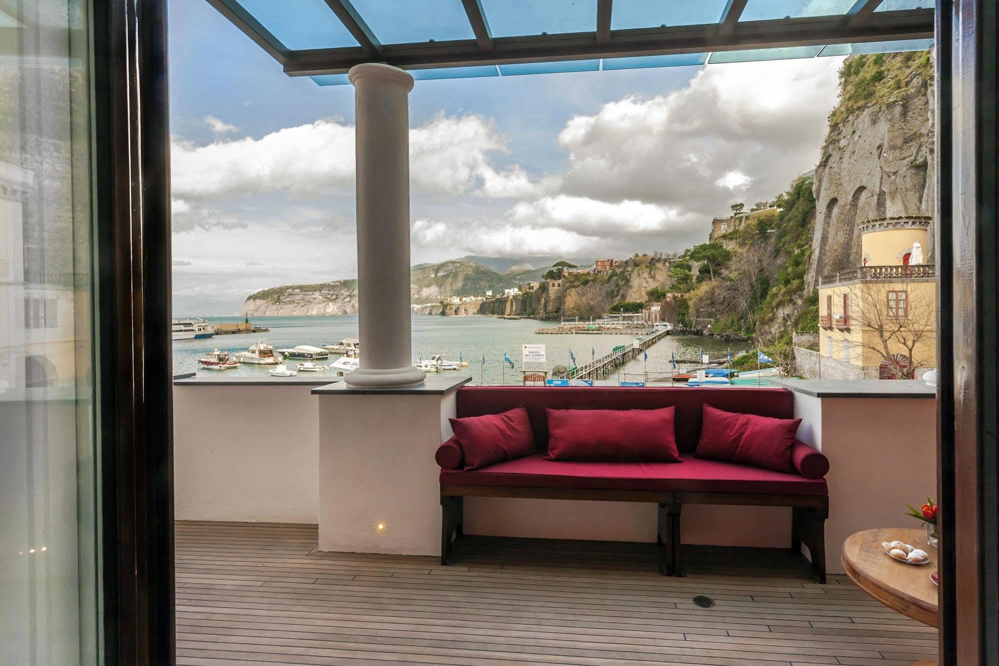 Yacht Club Capo Cervo Suites B&B Sorrento Dış mekan fotoğraf
