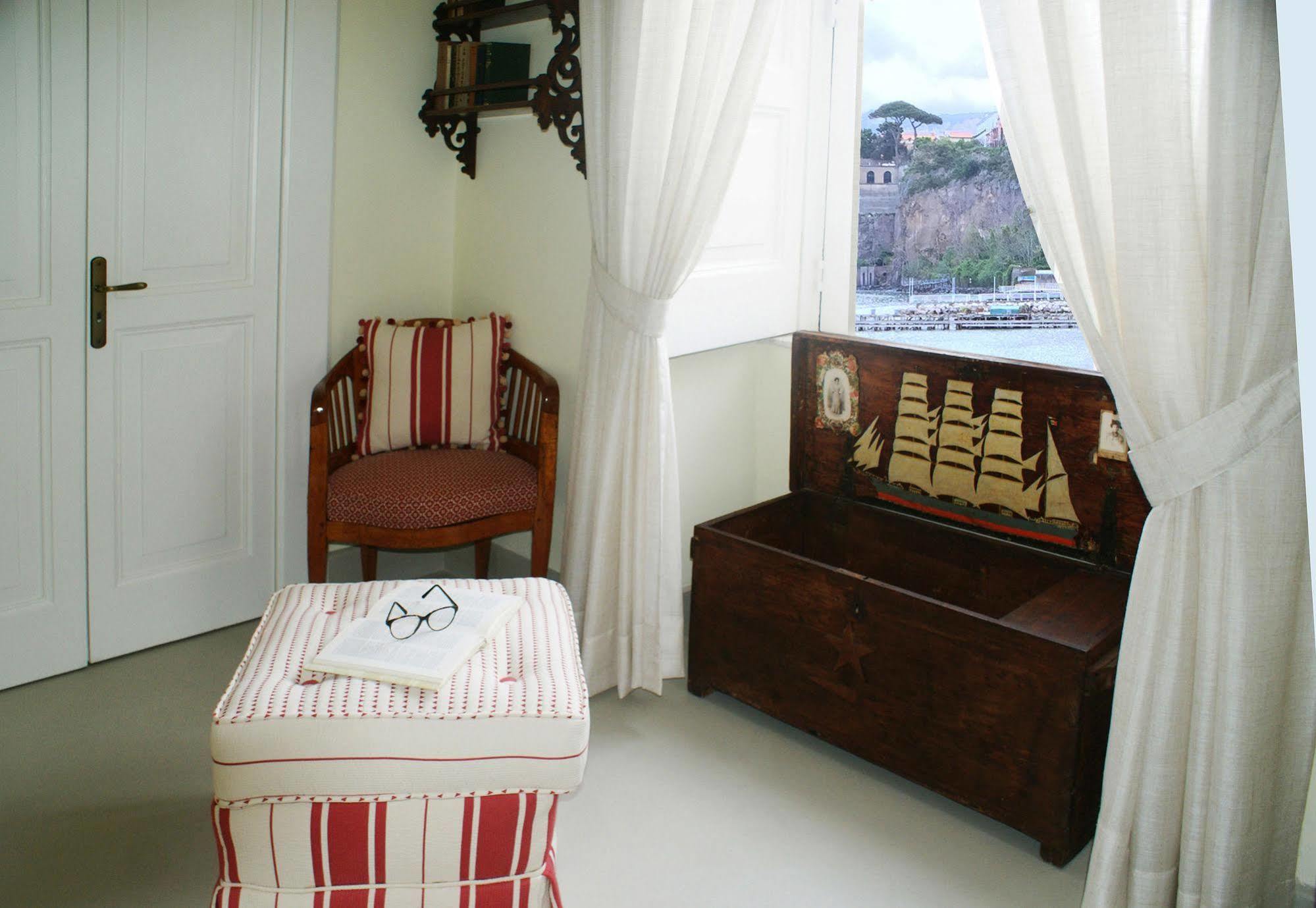 Yacht Club Capo Cervo Suites B&B Sorrento Dış mekan fotoğraf