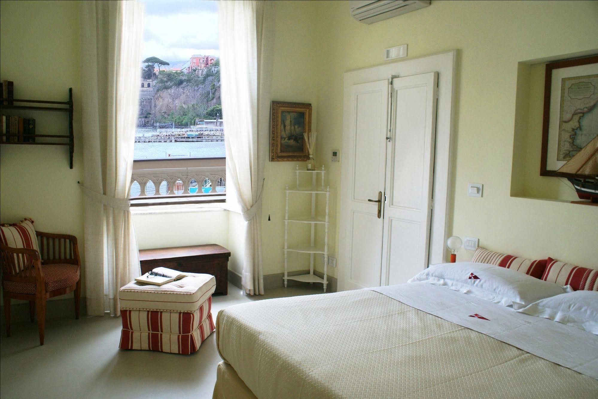 Yacht Club Capo Cervo Suites B&B Sorrento Dış mekan fotoğraf