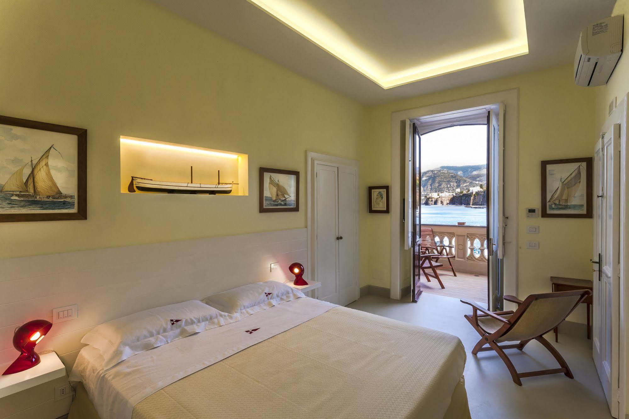 Yacht Club Capo Cervo Suites B&B Sorrento Dış mekan fotoğraf