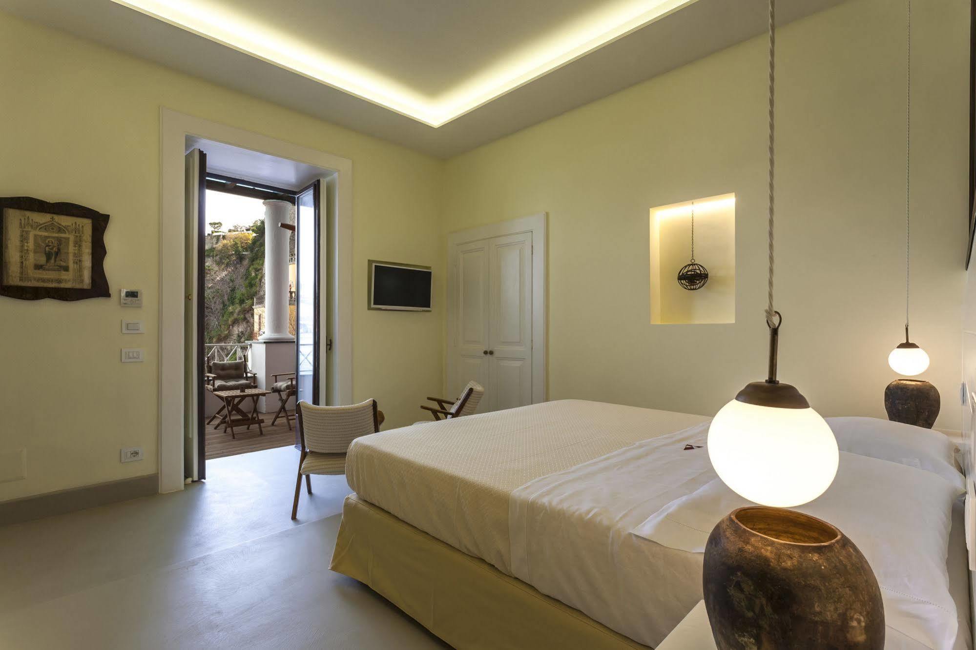 Yacht Club Capo Cervo Suites B&B Sorrento Dış mekan fotoğraf