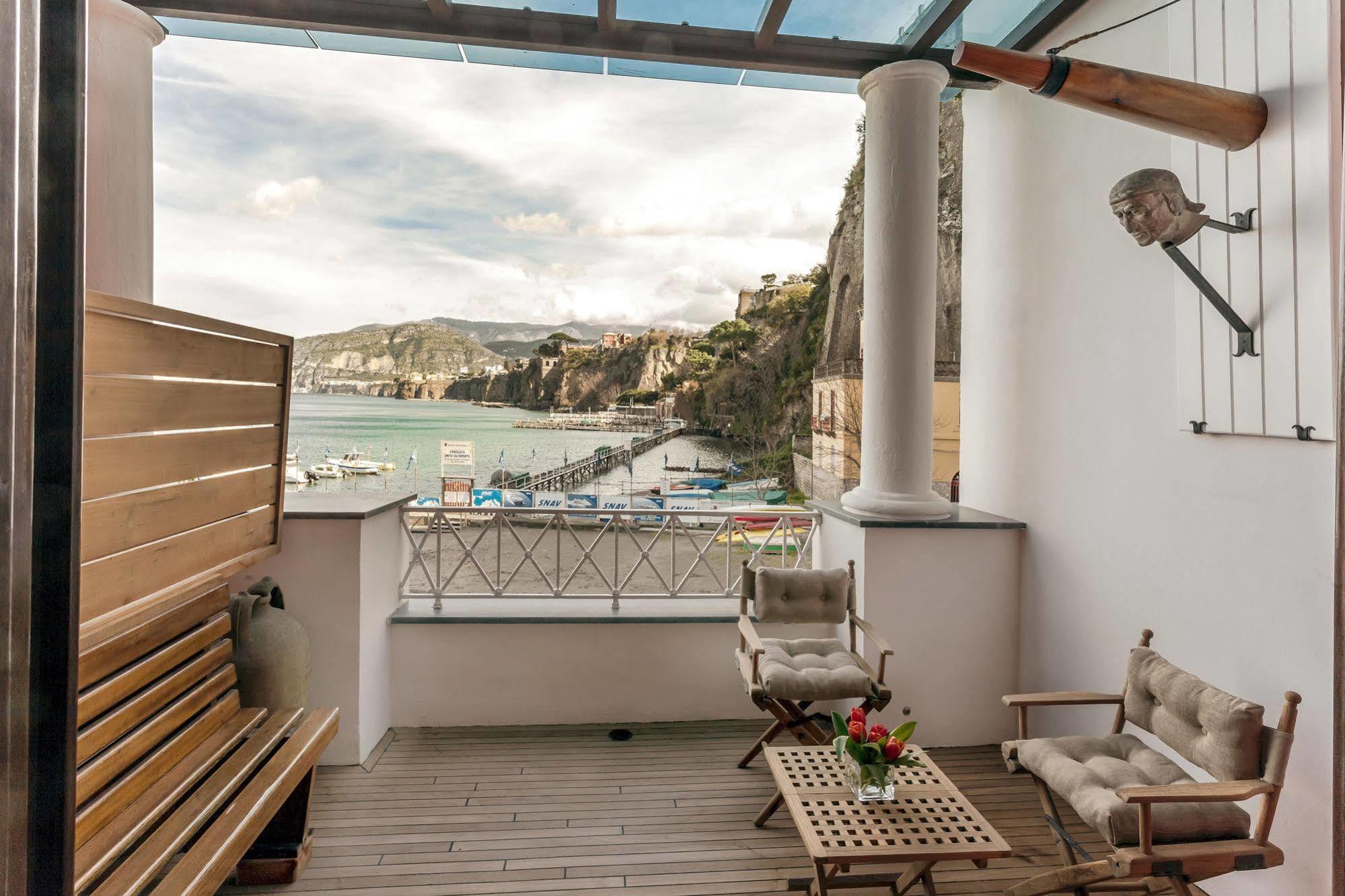 Yacht Club Capo Cervo Suites B&B Sorrento Dış mekan fotoğraf