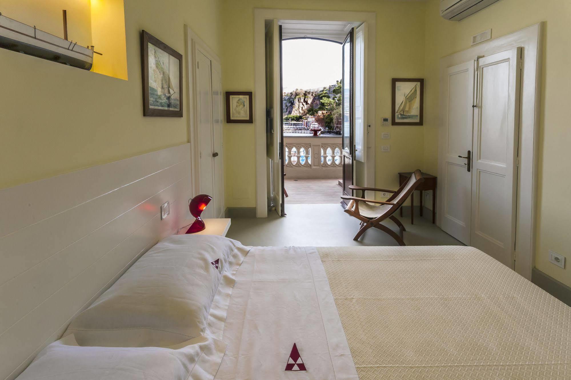 Yacht Club Capo Cervo Suites B&B Sorrento Dış mekan fotoğraf