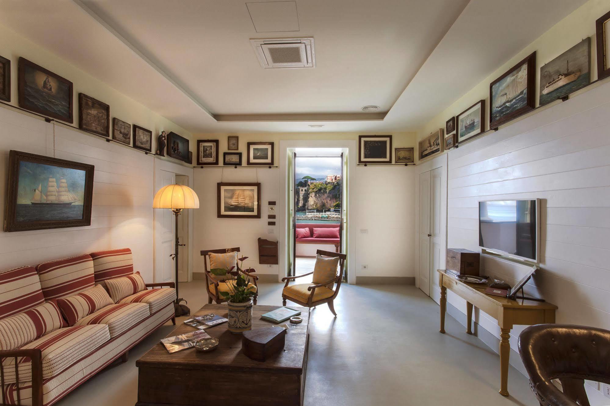Yacht Club Capo Cervo Suites B&B Sorrento Dış mekan fotoğraf