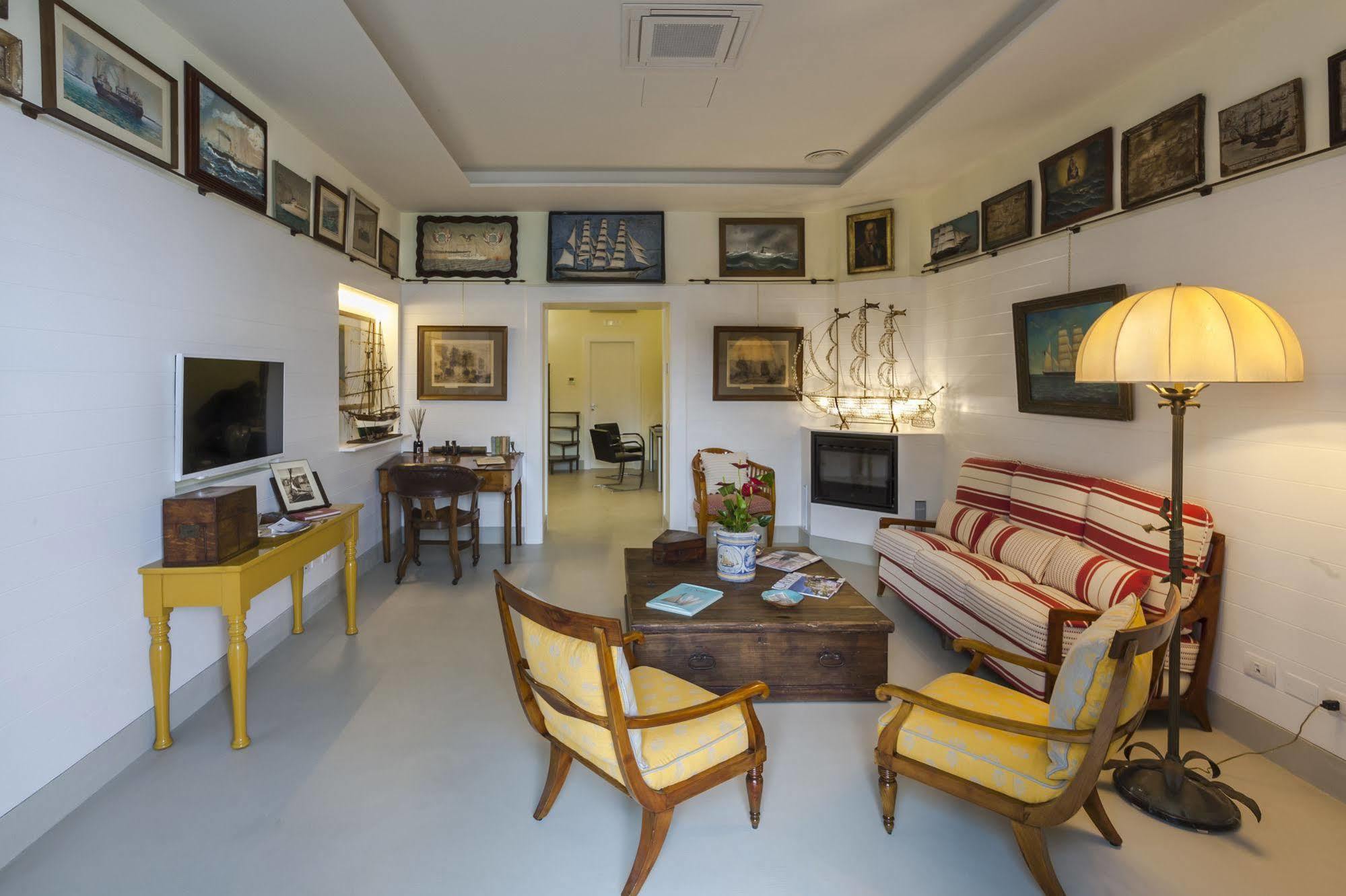 Yacht Club Capo Cervo Suites B&B Sorrento Dış mekan fotoğraf