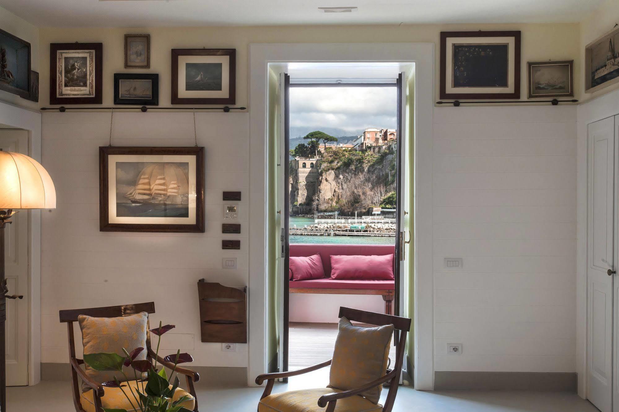 Yacht Club Capo Cervo Suites B&B Sorrento Dış mekan fotoğraf